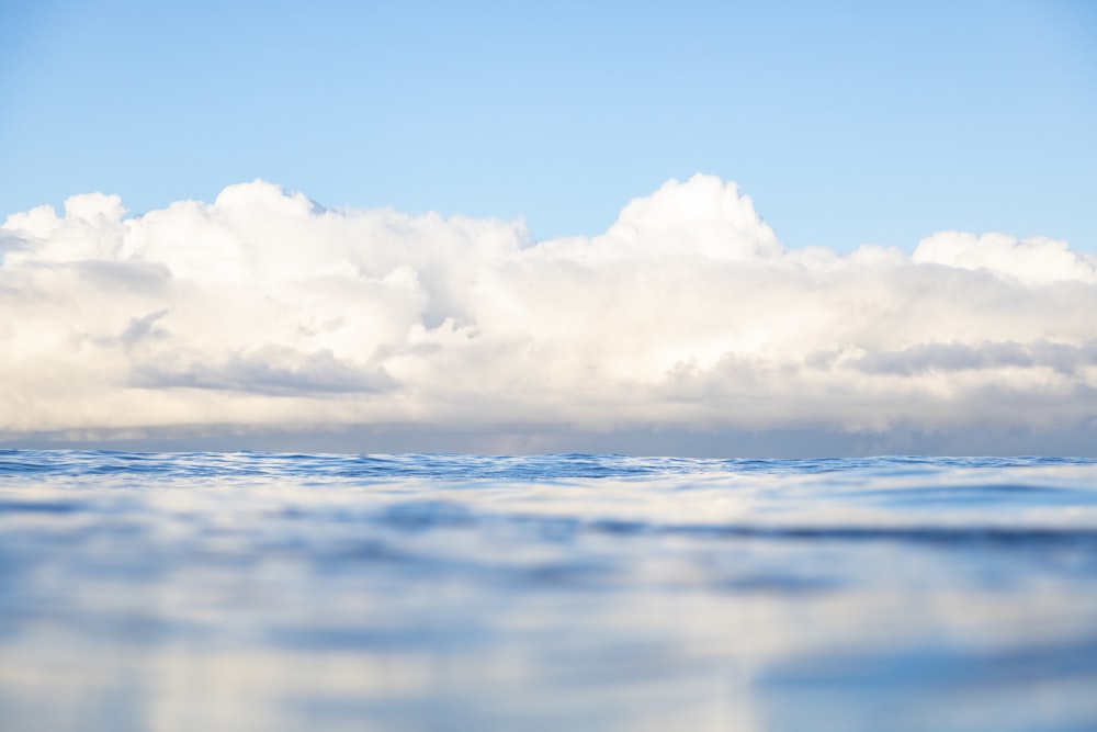 海の上に低くたなびく白い雲