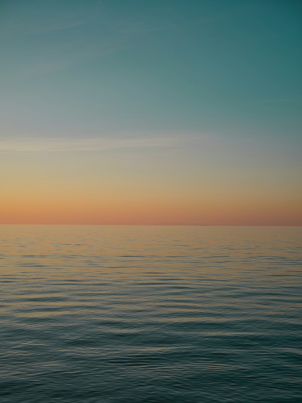 朝焼けに染まる、風のない海